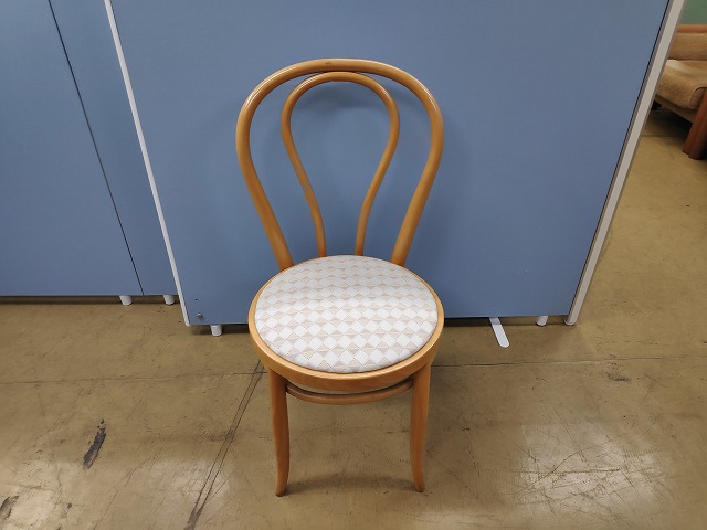 リサイクルショップ サルフ / 秋田木工 座面布張り木製ダイニング 廃番・完売 秋田木工 ダイニングチェア ウインザースタイル 中古 ダイニングチェア